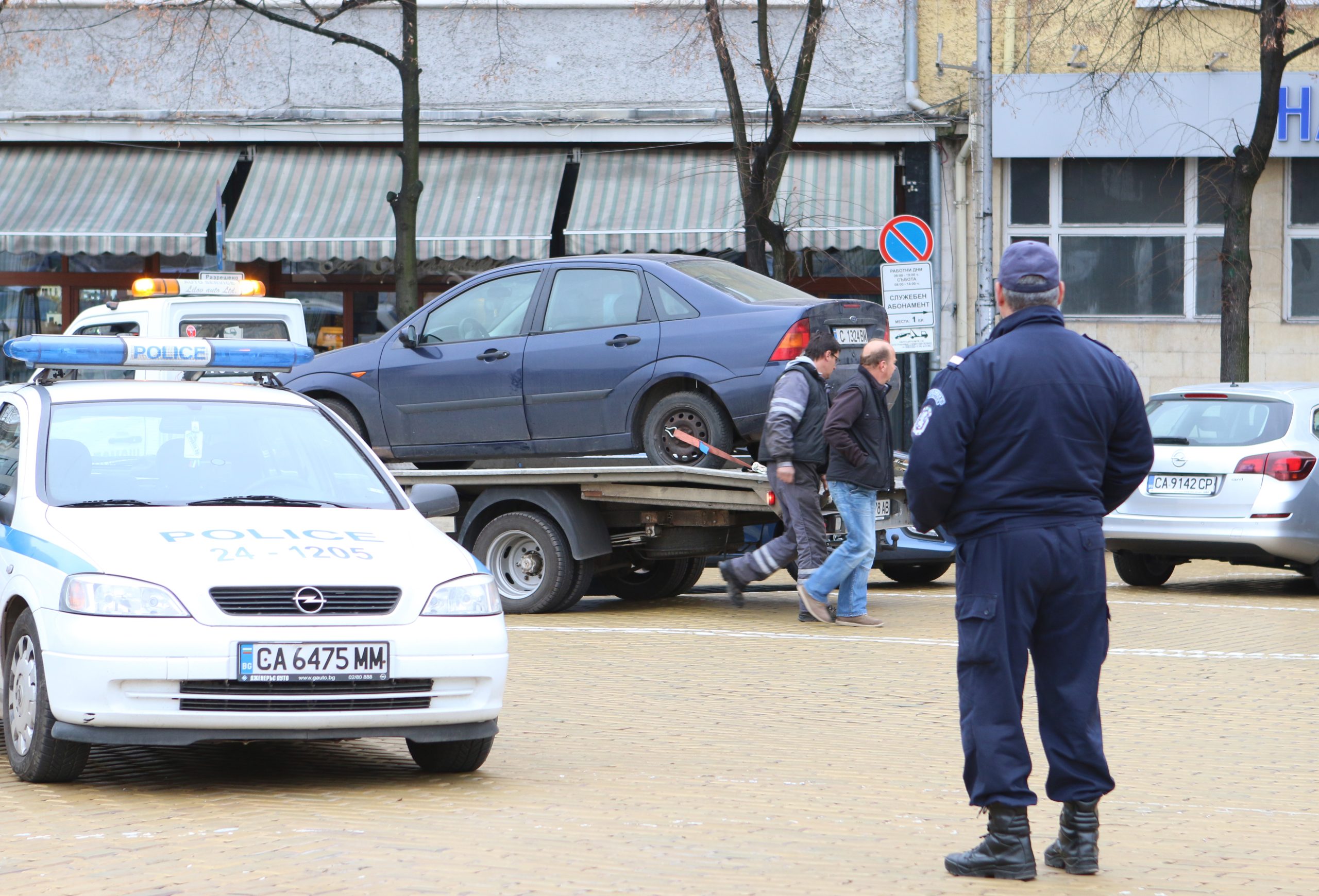 Паяк вдига кола автомобил полицай