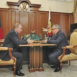 Руският президент Владимир Путин се консултира с Андрей Костин на 30 май в Кремъл.