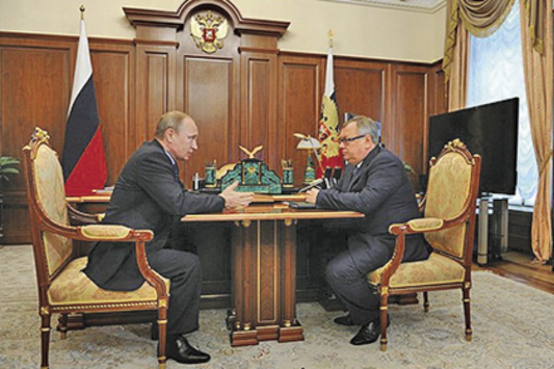 Руският президент Владимир Путин се консултира с Андрей Костин на 30 май в Кремъл.