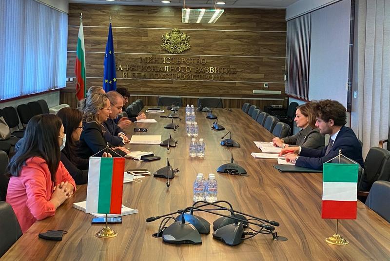 вицепремиерът и министър на регионалното развитие и благоустройството Гроздан Караджов на среща с Джузепина Дзара - посланик на Италианската република в България.