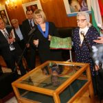 Потомката на българи от Егейска Македония Анка Николова Хикимова – Колакова дари в Народното събрание знамето на българските въстаници от Илинденско-Преображенското въстание в Енидже Вардар. Дарителката избра това да стане в Народното събрание като един от символите на съвременната българска държава.