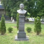 Бюст-паметник на Пенчо Семов в Габрово.