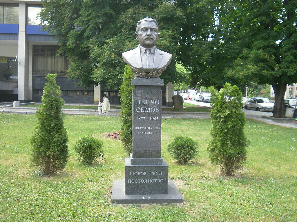 Бюст-паметник на Пенчо Семов в Габрово.