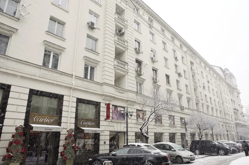 Бизнесът на Крум Лазев с “Детмаг” и “Мотел Божур” трови финансите на “ДСК Лизинг” и ОББ.