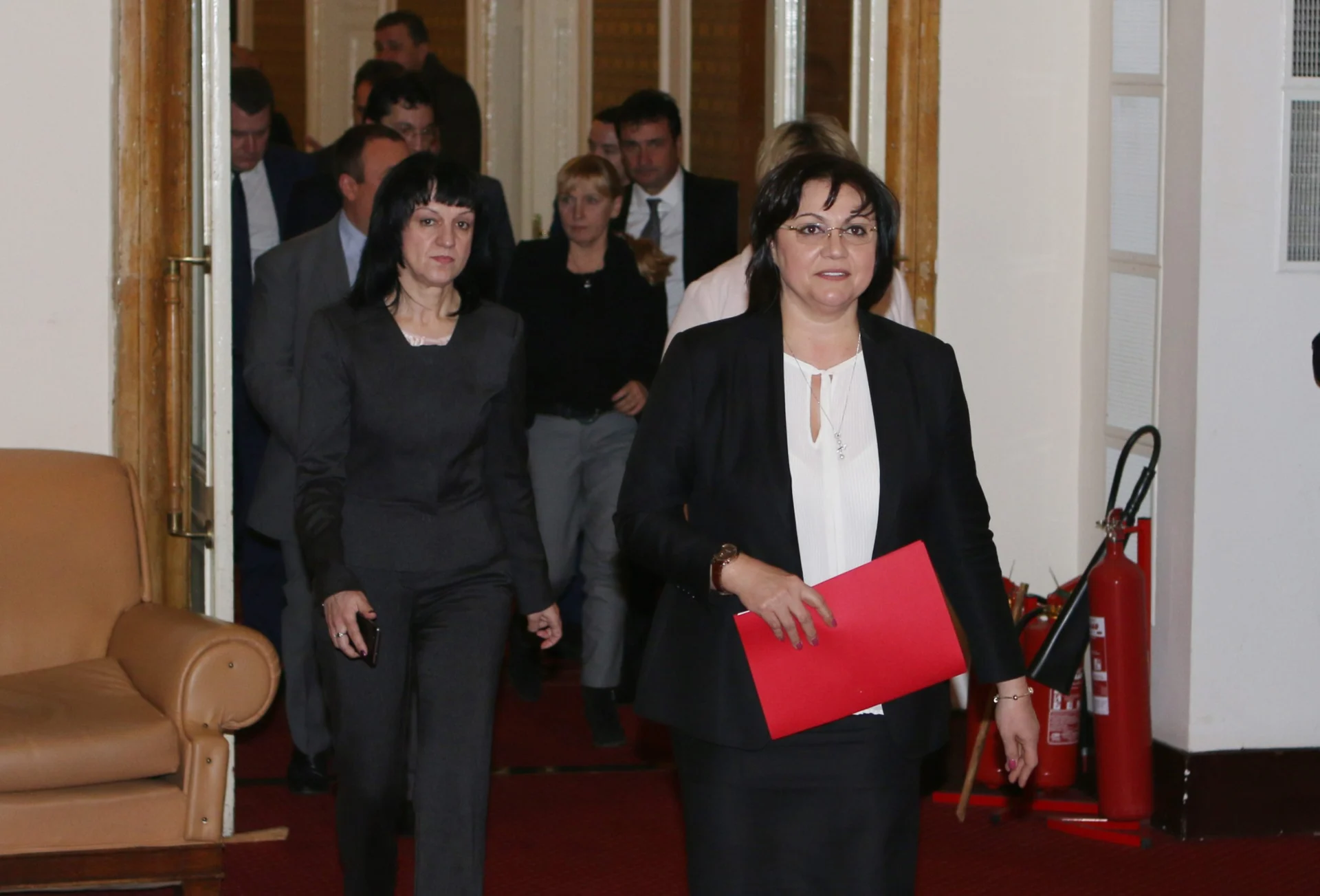 Парламент БСП внесе вот на недоверие Корнелия Нинова