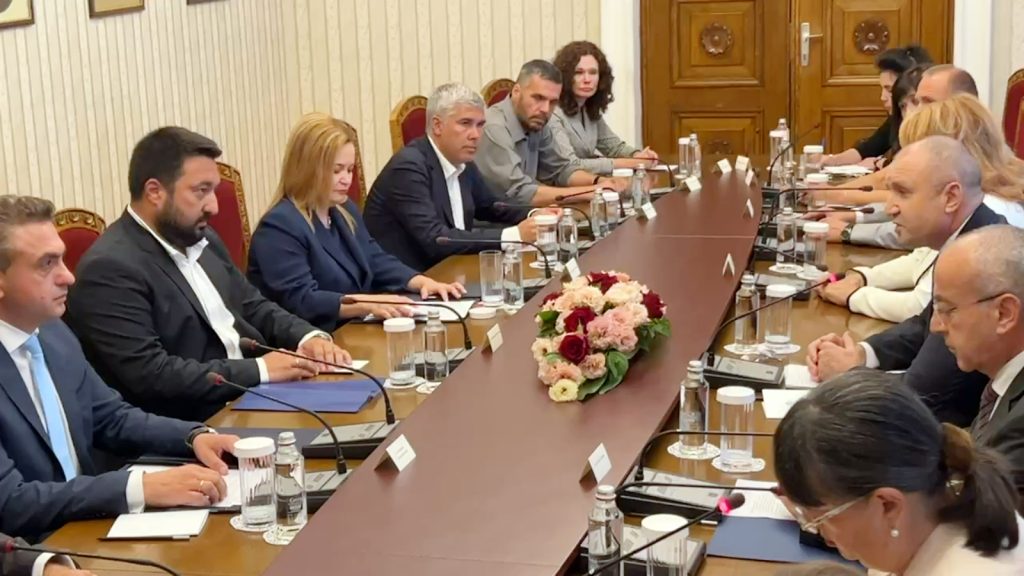 Румен Радев  проведе среща със собственика и ръководството на строителната фирма „Авакс“ и „Ай Си Джи Би“.