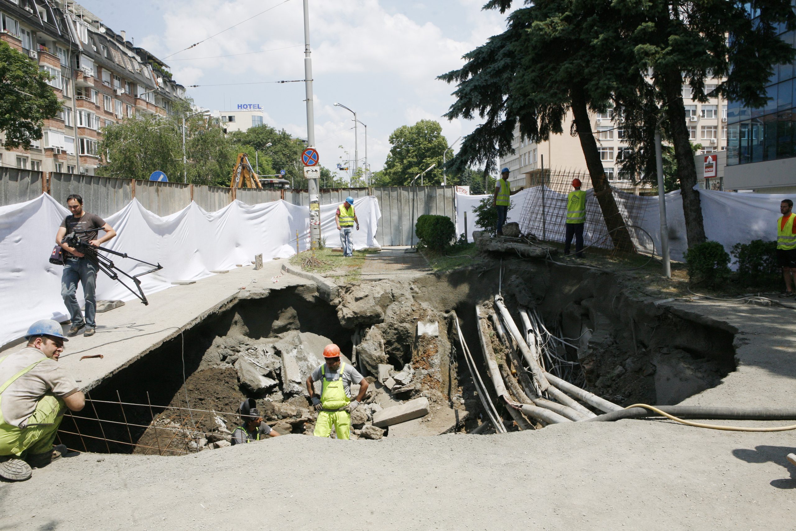 Пропадане на улицата на бул. Черни връх дупка