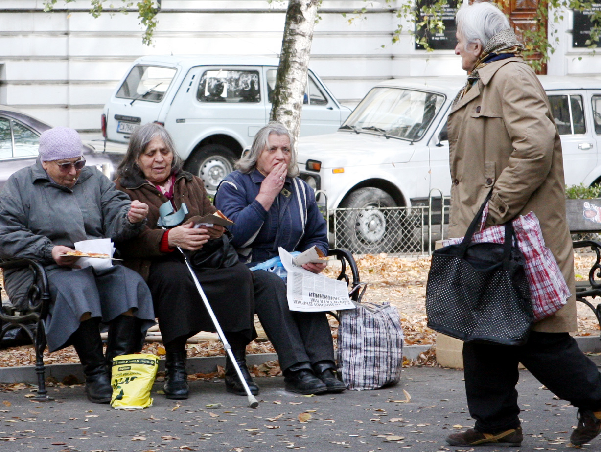 Кабинетът повишава базовата социална пенсия