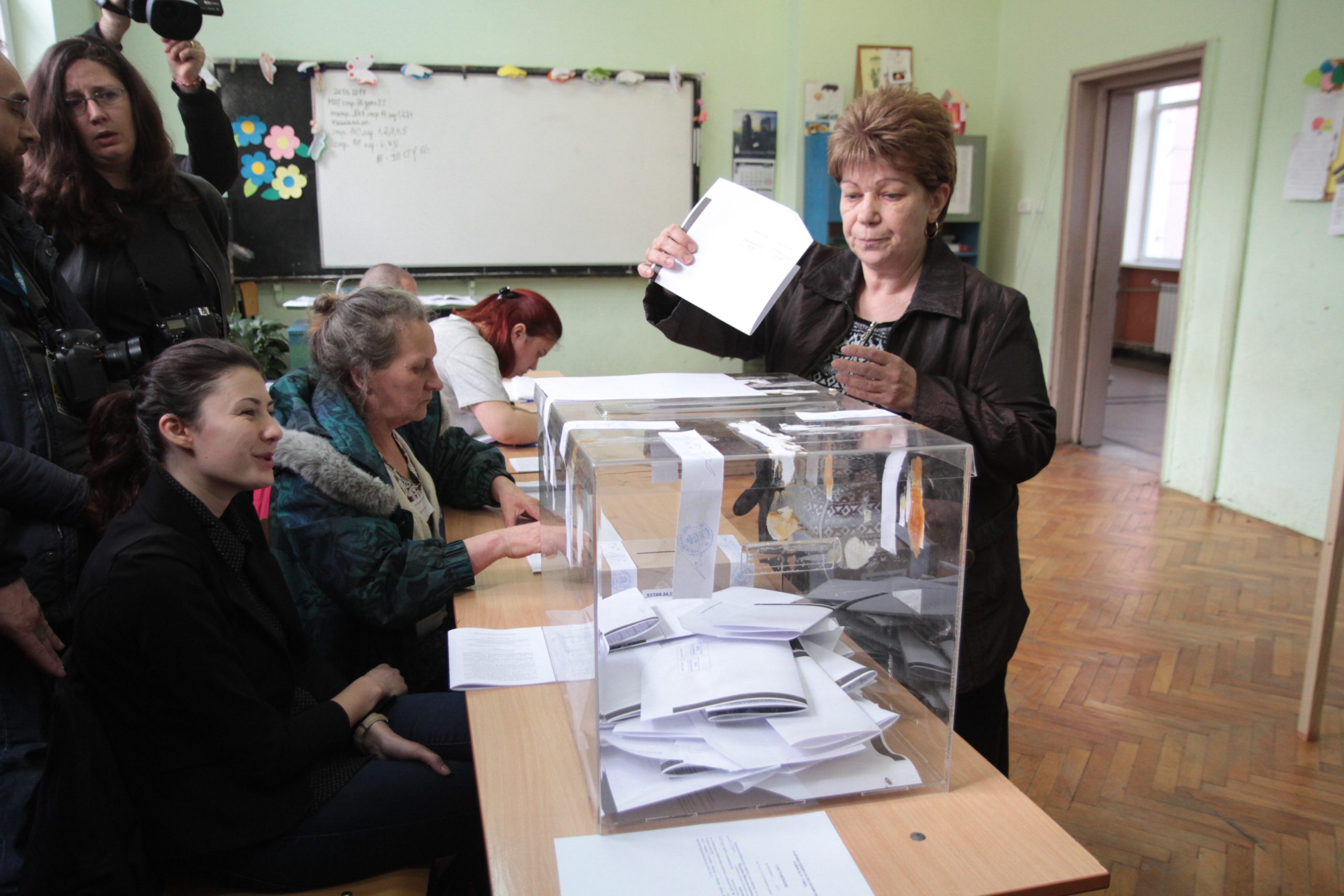 Парламентарни избори гласуване урна гласоподаватели...
