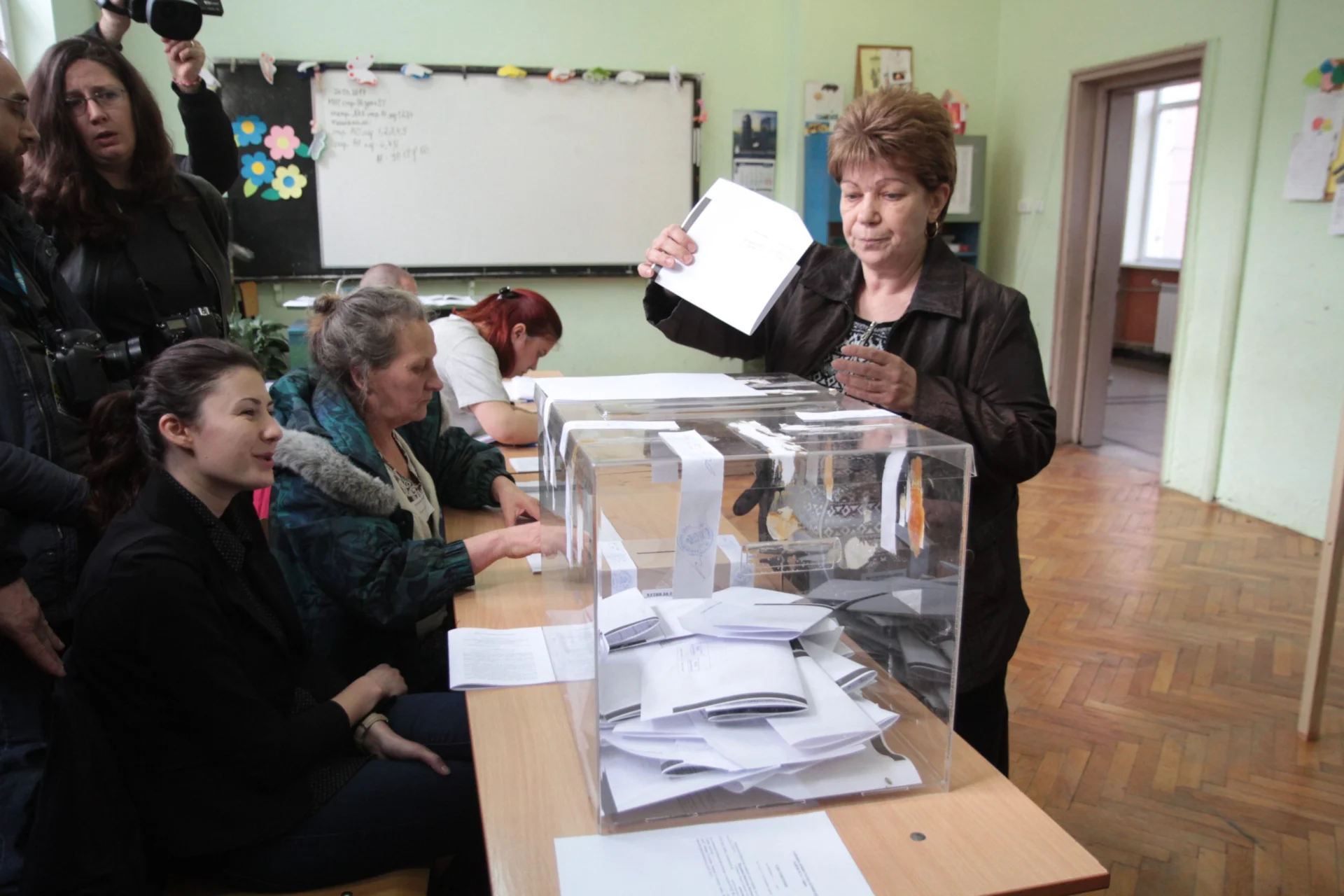 Парламентарни избори гласуване урна гласоподаватели...