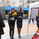 Милена Дамянова - ГЕРБ раздава гербери на жените по-случай 8-ми март
