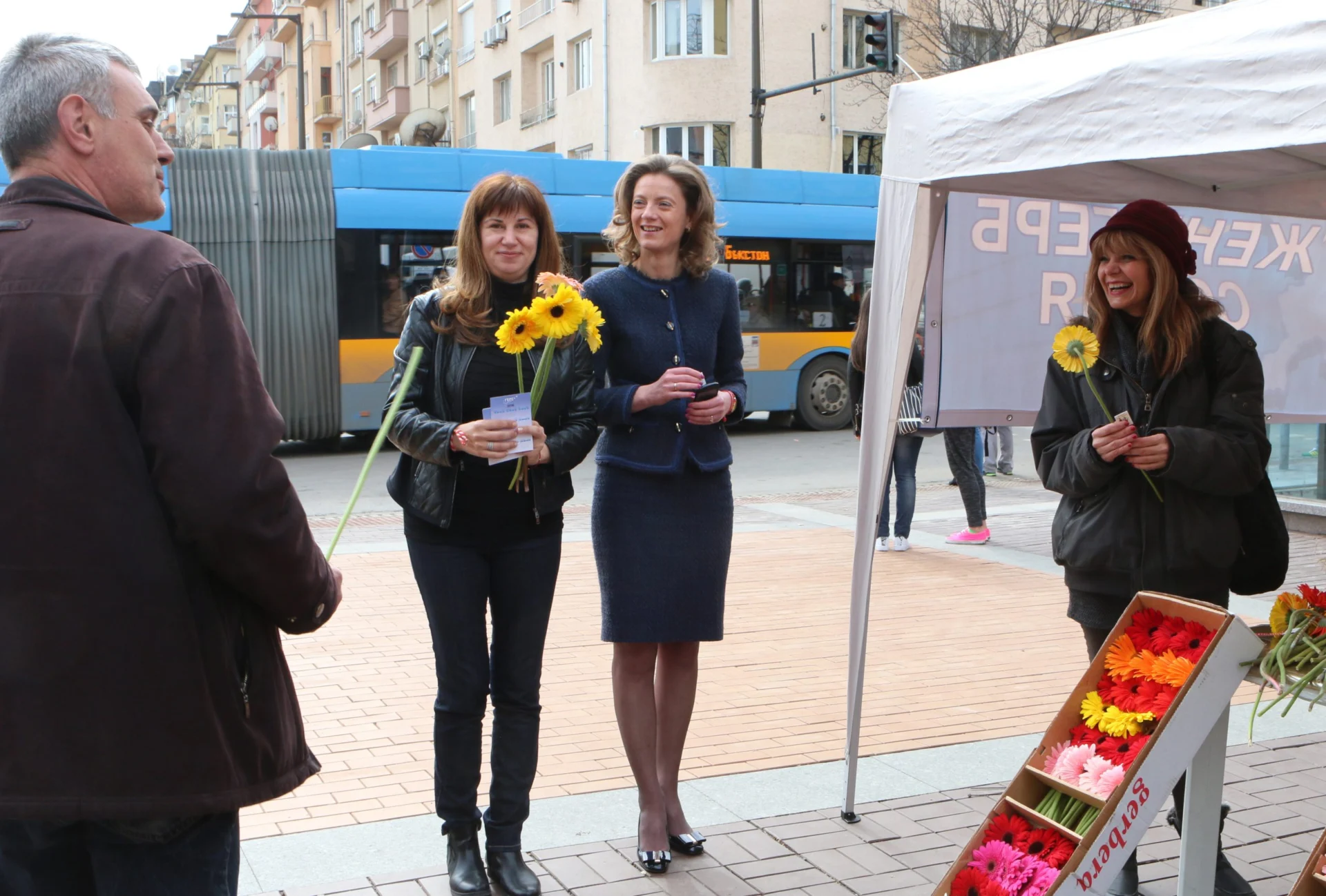 Милена Дамянова - ГЕРБ раздава гербери на жените по-случай 8-ми март