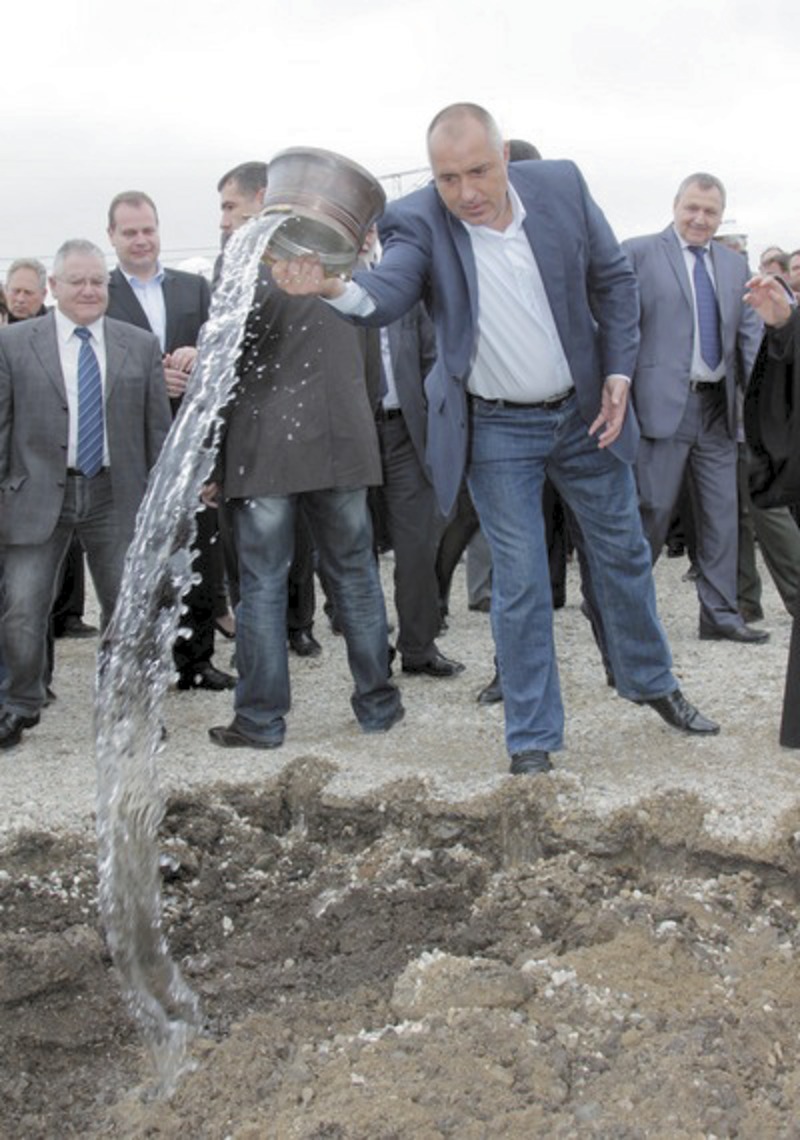 Дали едно свлачище ще успее да подлее вода на премиера при рязането на лентичките на “Струма”?
