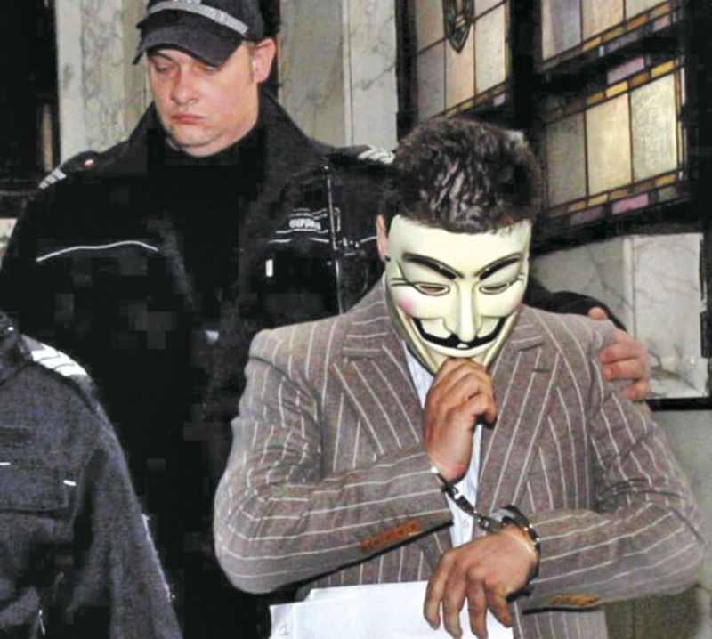 При явяването си пред ВКС Пламен Дишков-Кела скри лицето си зад маска на хакерската група "Анонимните".