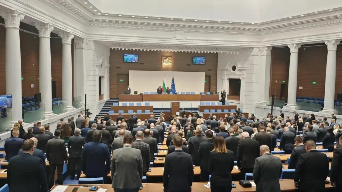 Депутатите започнаха работния си ден с едноминутно мълчание в памет на загиналите деца на „Тракия“