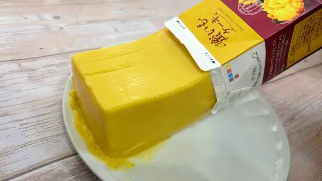 В Япония продават торта от сладки картофи Mitsuimo Cake в картонена кутия за мляко 1 В Япония продават торта от сладки картофи Mitsuimo Cake в картонена кутия за мляко