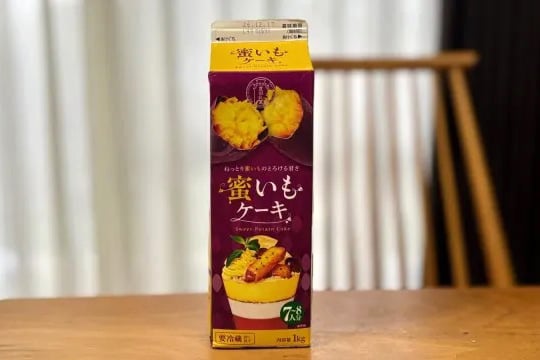 В Япония продават торта от сладки картофи Mitsuimo Cake в картонена кутия за мляко