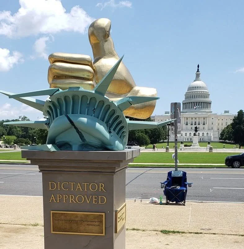 Нова инсталация срещу Тръмп с надпис "Одобрено от диктатора" се появи във Вашингтон