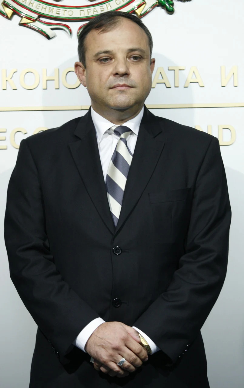 Министерство на икономиката и енергетикатаминистърът на икономиката и енергетиката в служебното правителство Васил Щонов ще представи екипа сиАнтон Павлов - зам. мин. на икономиката