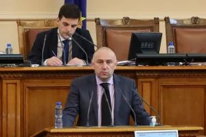 Парламент Любомир Каримански