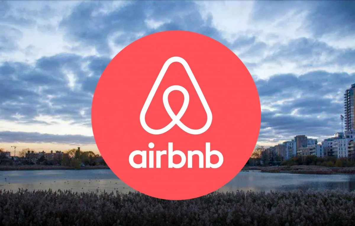 Испания нареди премахването на 65 000 имота от Airbnb заради нарушения