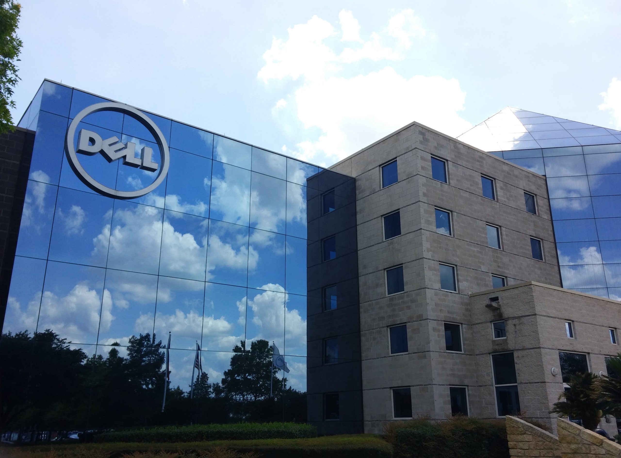 Dell съкращава хиляди служители докато преструктурира продажбите и маркетинга