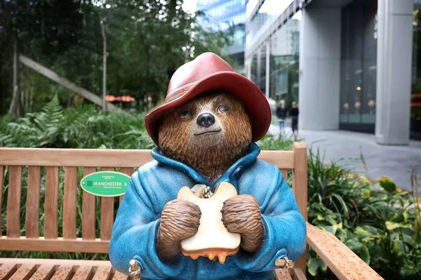 Статуя на Мечето Падингтън оживява в родния град на писателя Майкъл Бонд