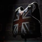 Бронежилетка с флага на Обединеното кралство от Banksy на търг за 300 000 паунда