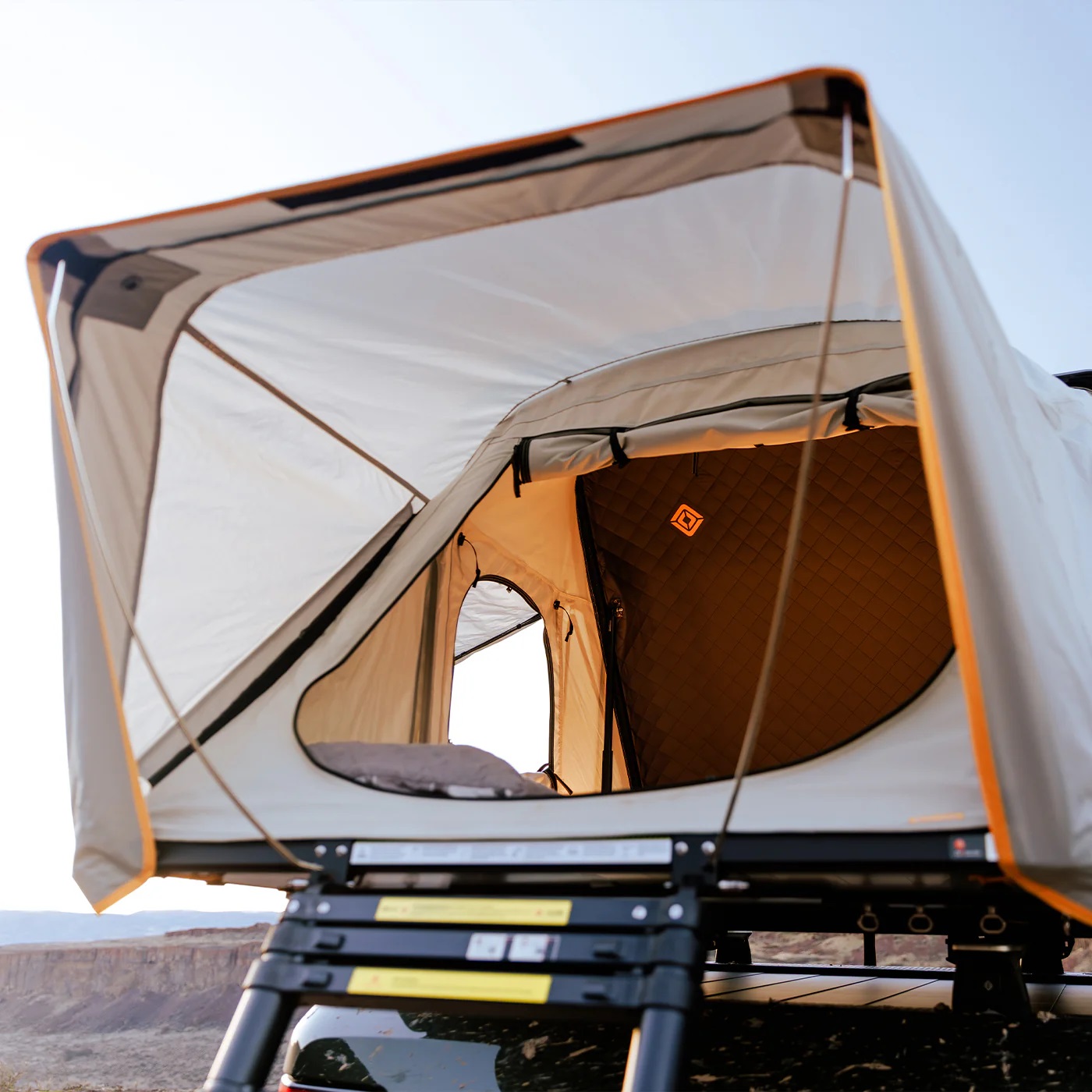  Rivian и iKamper показаха нова палатка Skycamp Mini за електрическия камион R1T 