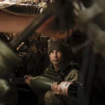 Войник стреля със 120-милиметров миномет по позиции на руската армия близо до Часив Яр, Донецка област