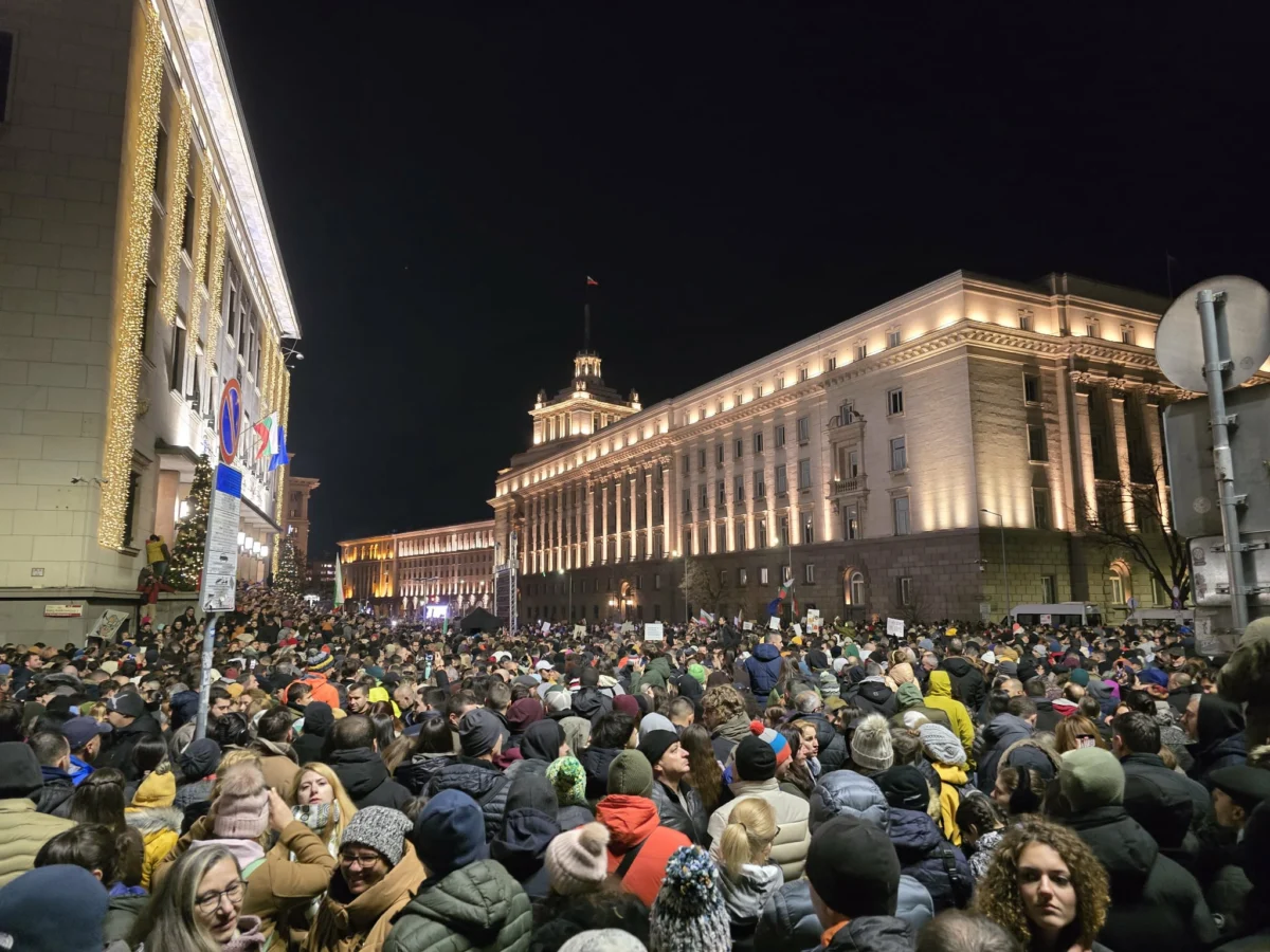 Десетки хиляди граждани в цялата страна въстанаха срещу нежеланието на
