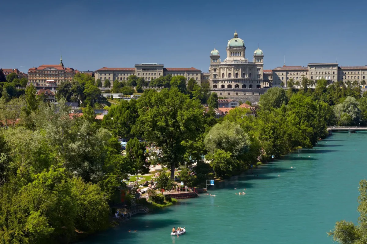 Днешното състояние на водите на река Аар, преминаваща през град Берн.