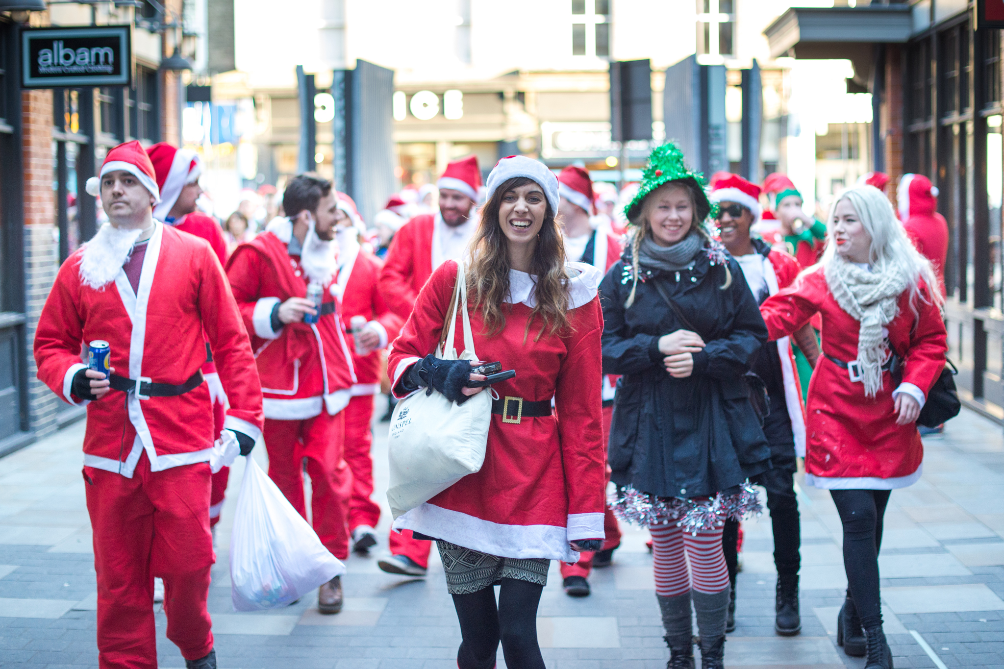 Коледна приказка от Лондон 4 dqdo koledovci snejanki elfi dobri fei i prochie prikazni geroi marshiruvat iz ulicite na london