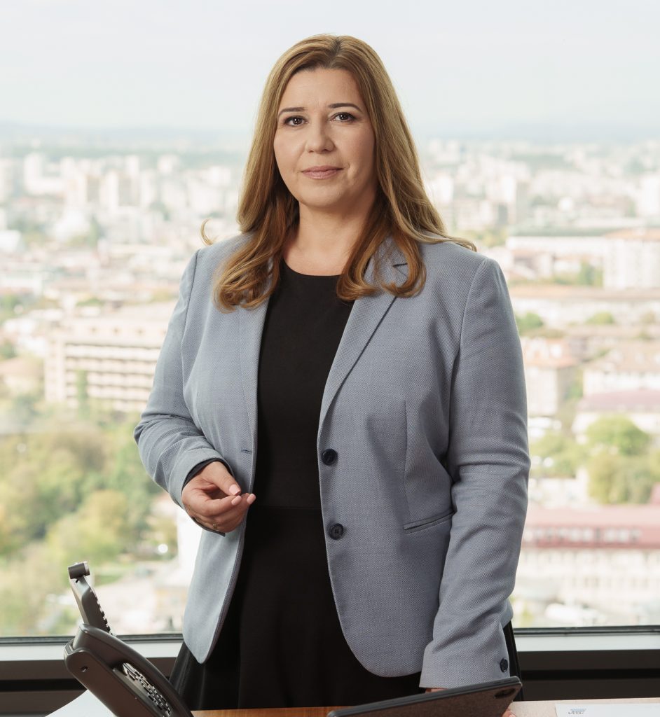 Анна Атанасова-Димитрова е официално вписана като член на УС и изпълнителен директор „Банкиране на дребно“ в ОББ