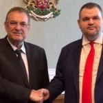 Пеевски и Чакъров заровиха томахавките, двете ДПС-та се обединиха