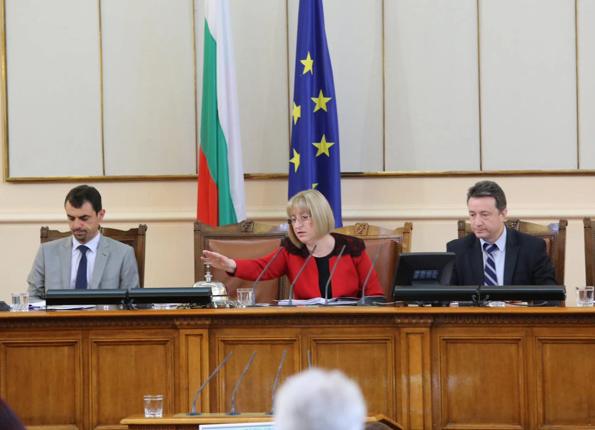 Парламент Начало на заседание Цецка Цачева бие звънеца