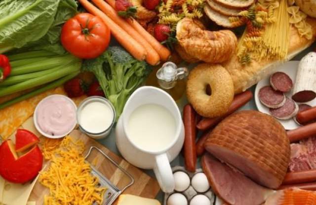 Прясното мляко у нас поскъпва, пилешкото и яйцата леко поевтиняват