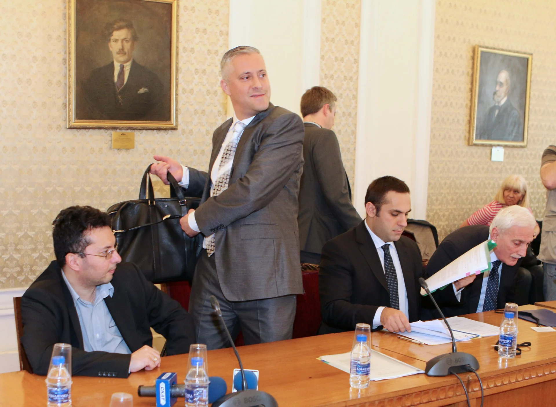 Парламент икономическа комисия  Предоставяне на информация относно резултат от извършена проверка от Агенцията за приватизация и следприватизационен контрол на „Булгартабак – Холдинг“ АД за спазване на приватизационния договор. Божидар Лукарски