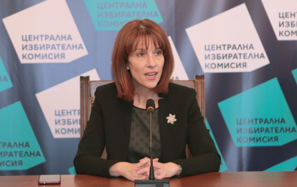 Няма забавяне при постъпващите от ОИК изборни документи, съобщи Камелия Нейкова 6 ЦИК Камелия Нейкова