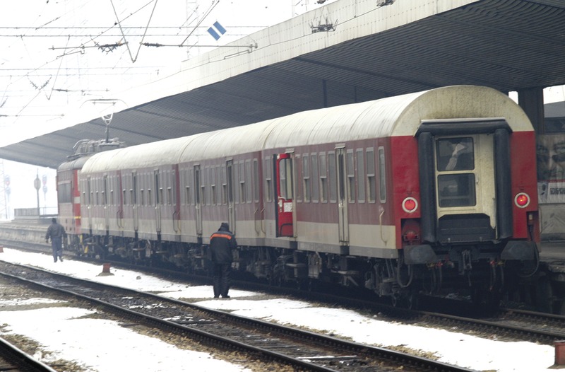Почистването на железниците се оказва задача с повишена трудност.