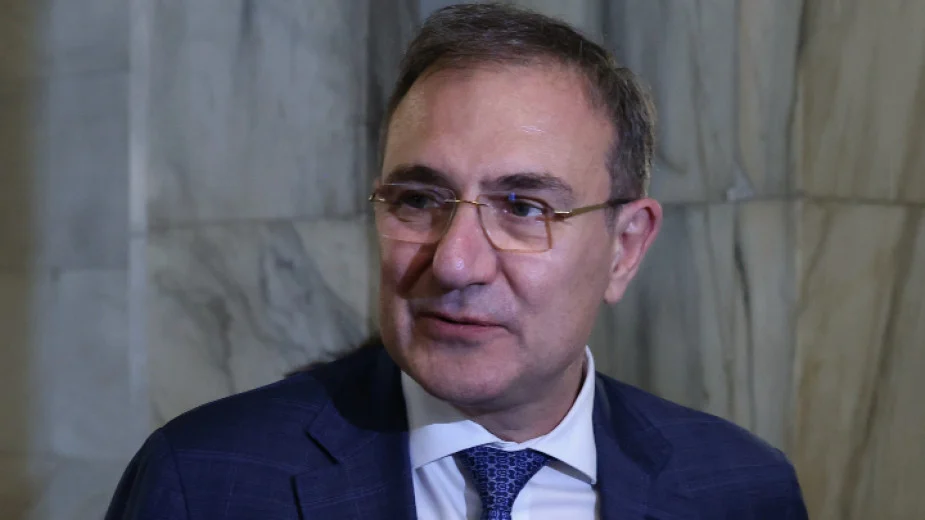 Минималната работна заплата може да достигне 1200 лева през 2026 година при запазване на сегашния механизъм