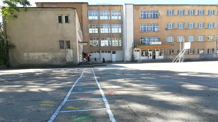 училище, училищен двор