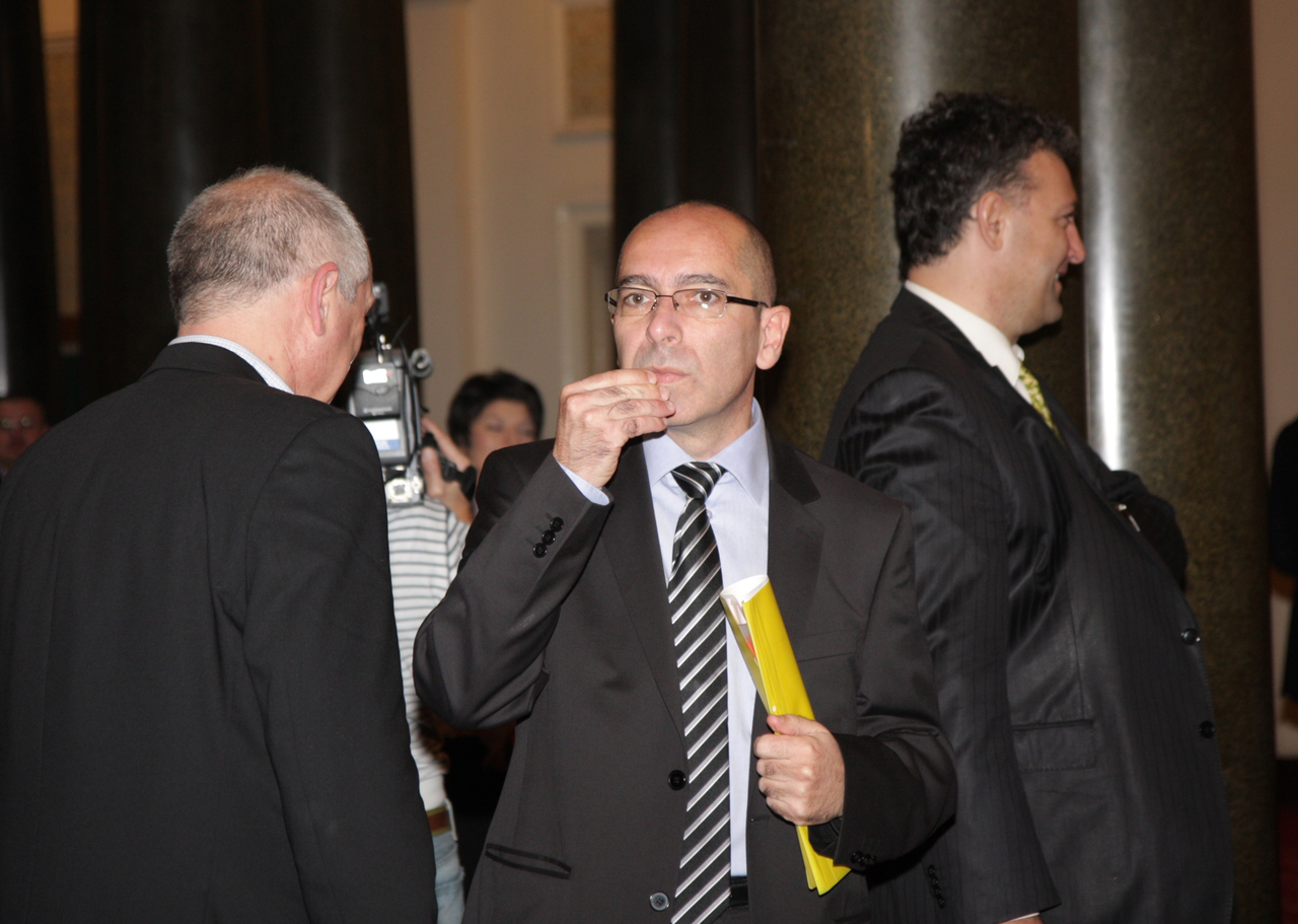 ПарламентСтефан Константинов - министър на здравеопазването