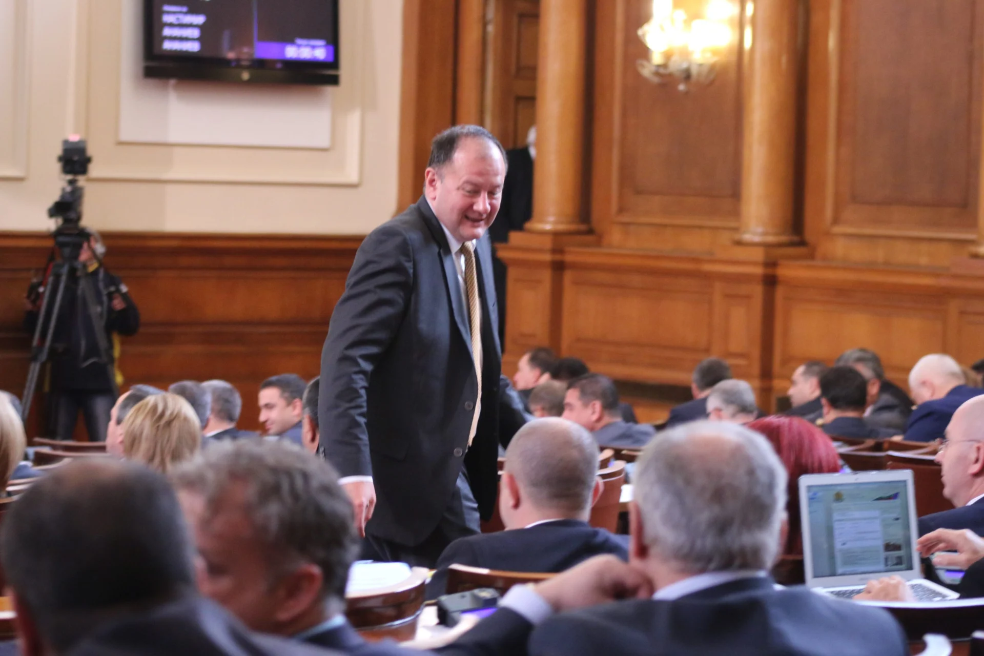Парламент Михаил Миков