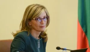 Скандал с паспорти застигна Екатерина Захариева в Брюксел