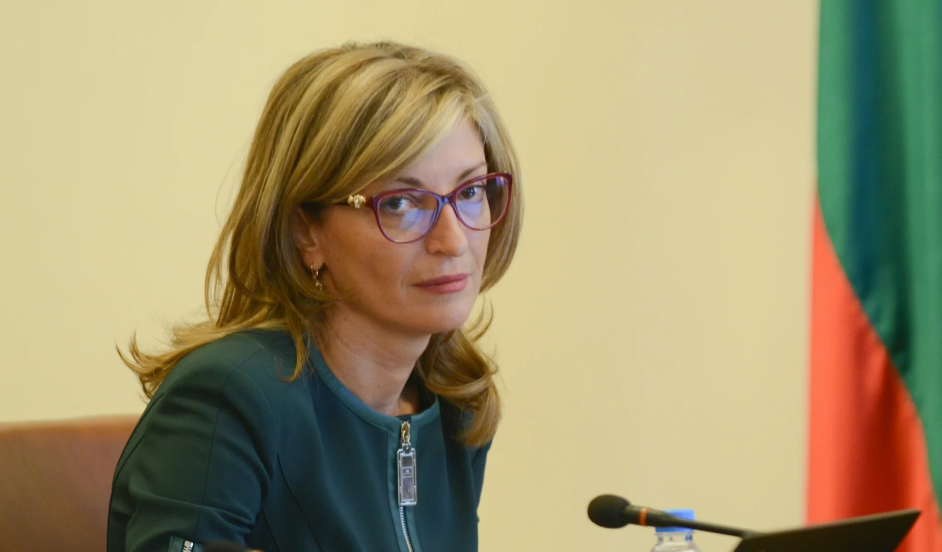 Скандал с паспорти застигна Екатерина Захариева в Брюксел
