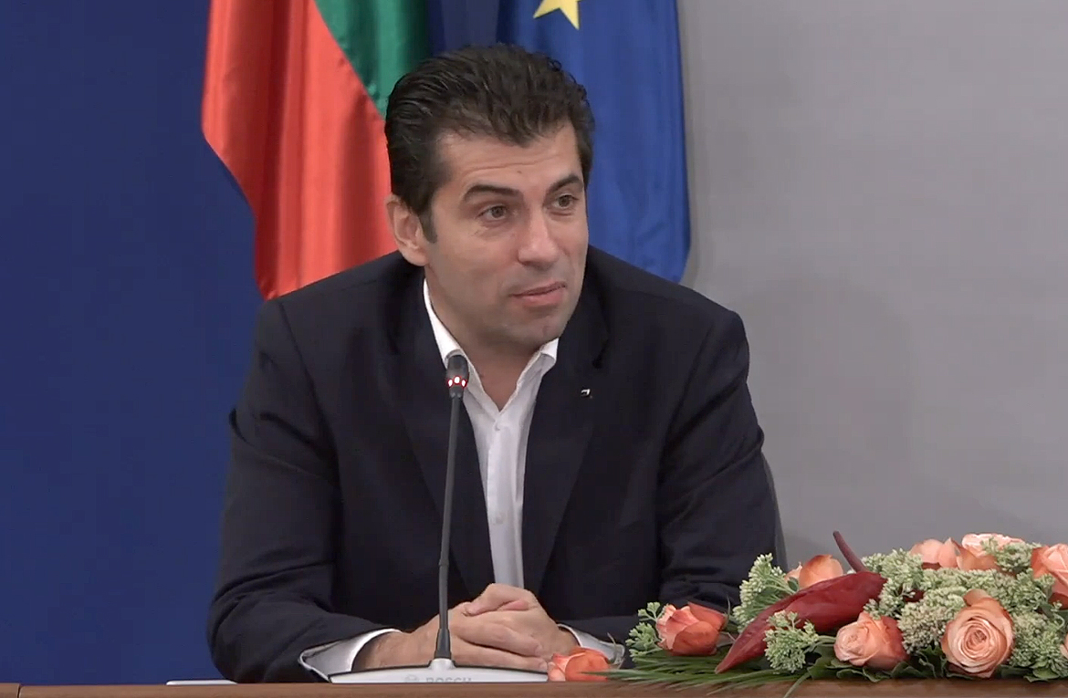 Министерски съвет Кирил Петков награди 25 ученици за високи резултати на международни състезания