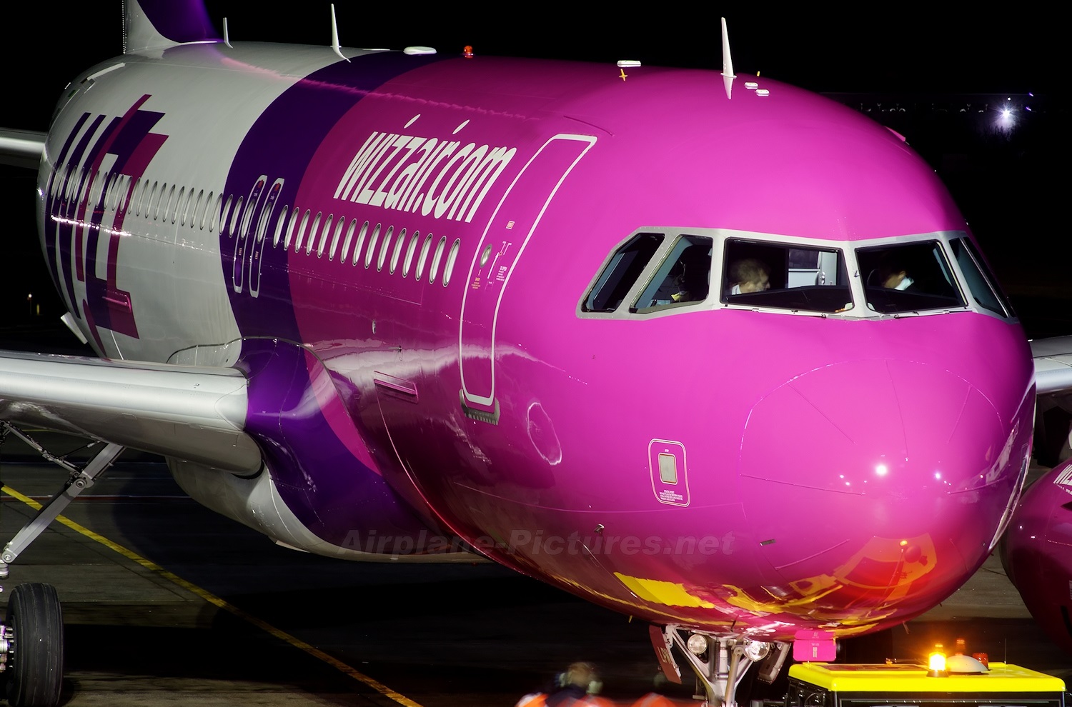 самолет уиз еър