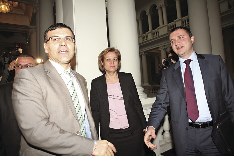 Финансовият министър Симеон Дянков и заместникът му Владислав Горанов тепърва ще трябва да отстояват проектозакона за публичните финанси.