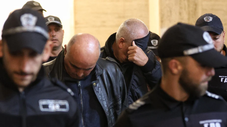 Съдът остави в ареста двамата служители на ИААА, поискали подкуп от екипа на Роби Уилямс